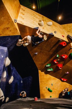 Ukrayna. Kiev. Tırmanma ve kaya tırmanışında 24.09.2022 yarışma. Spor salonu 