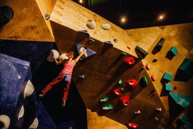 Ukrayna. Kiev. Tırmanma ve kaya tırmanışında 24.09.2022 yarışma. Spor salonu 