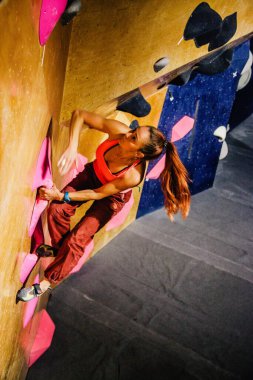 Ukrayna. Kiev. Tırmanma ve kaya tırmanışında 24.09.2022 yarışma. Spor salonu 