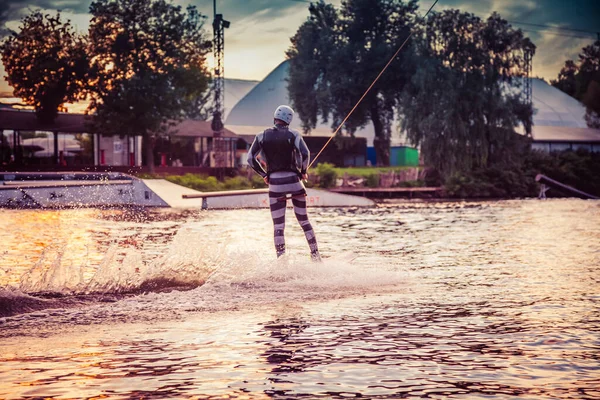 Tipo Con Traje Yak Atardecer Salta Desde Trampolín Wakeboard Parque —  Fotos de Stock