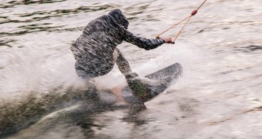 Gün batımında Tibet öküzü kostümü giymiş bir adam Kiev 'deki aşırı parktaki bir wakeboard üzerinde sıçrama tahtasından atlıyor. Ukrayna. Yüksek kalite fotoğraf