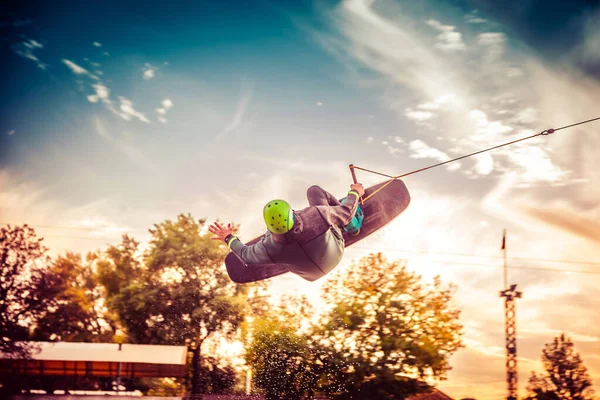 Tipo Con Traje Yak Atardecer Salta Desde Trampolín Wakeboard Parque —  Fotos de Stock