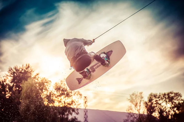 Tipo Con Traje Yak Atardecer Salta Desde Trampolín Wakeboard Parque —  Fotos de Stock