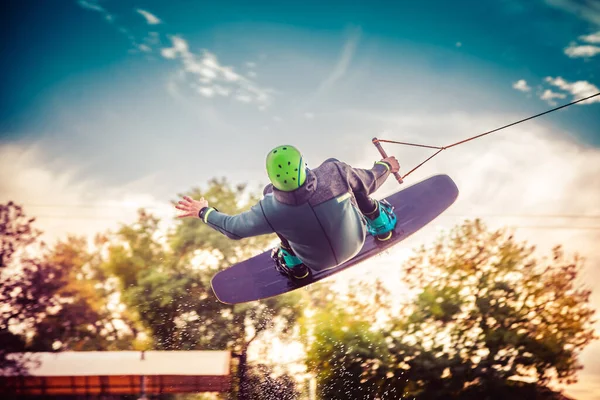 Tipo Con Traje Yak Atardecer Salta Desde Trampolín Wakeboard Parque —  Fotos de Stock