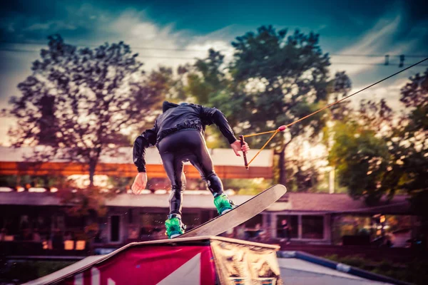 Tipo Con Traje Yak Atardecer Salta Desde Trampolín Wakeboard Parque —  Fotos de Stock