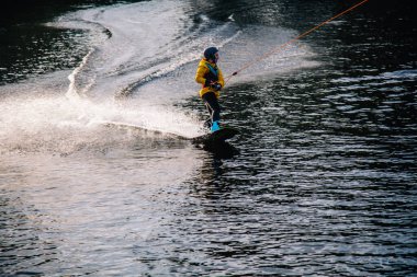 Gün batımında Tibet öküzü kostümü giymiş bir adam Kiev 'deki aşırı parktaki bir wakeboard üzerinde sıçrama tahtasından atlıyor. Ukrayna. Yüksek kalite fotoğraf