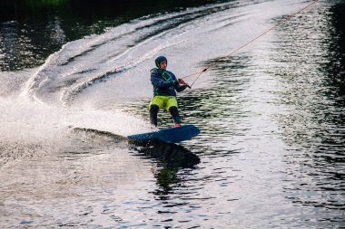 Gün batımında Tibet öküzü kostümü giymiş bir adam Kiev 'deki aşırı parktaki bir wakeboard üzerinde sıçrama tahtasından atlıyor. Ukrayna. Yüksek kalite fotoğraf