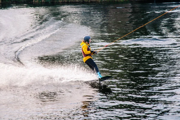 Tipo Con Traje Yak Atardecer Salta Desde Trampolín Wakeboard Parque —  Fotos de Stock