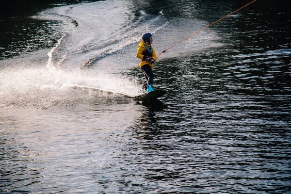 Tipo Con Traje Yak Atardecer Salta Desde Trampolín Wakeboard Parque —  Fotos de Stock