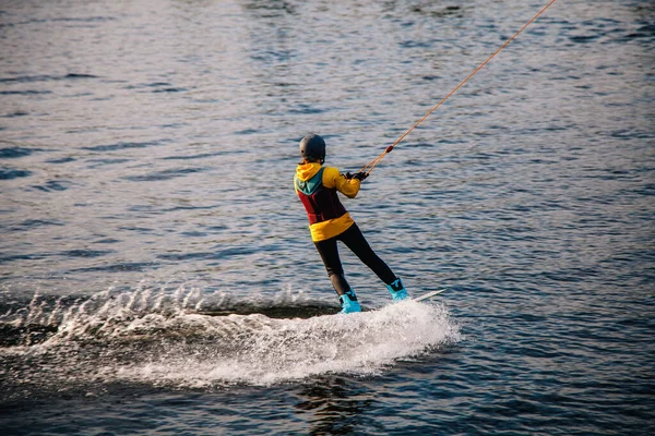 Tipo Con Traje Yak Atardecer Salta Desde Trampolín Wakeboard Parque —  Fotos de Stock