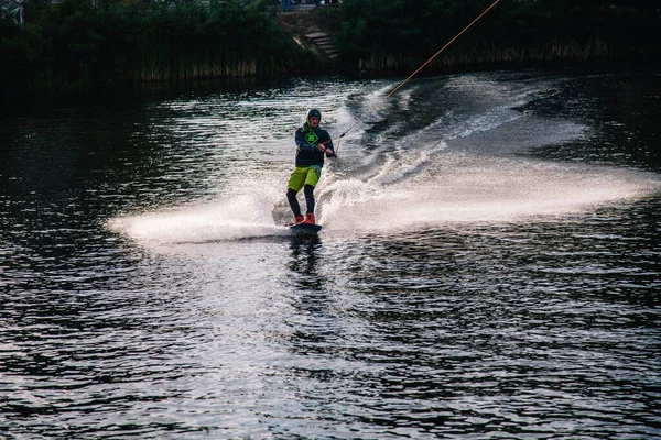 Tipo Con Traje Yak Atardecer Salta Desde Trampolín Wakeboard Parque —  Fotos de Stock