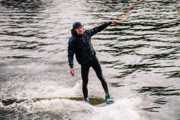 Kille Jakdräkt Vid Solnedgången Hoppar Från Språngbräda Wakeboard Extrem Park — Stockfoto