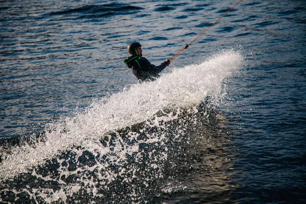 Tipo Con Traje Yak Atardecer Salta Desde Trampolín Wakeboard Parque —  Fotos de Stock