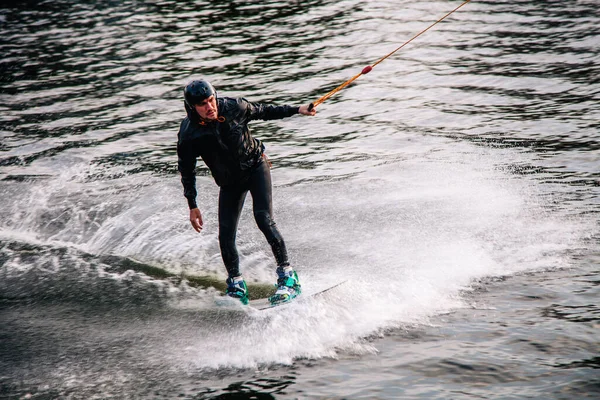 Kille Jakdräkt Vid Solnedgången Hoppar Från Språngbräda Wakeboard Extrem Park — Stockfoto