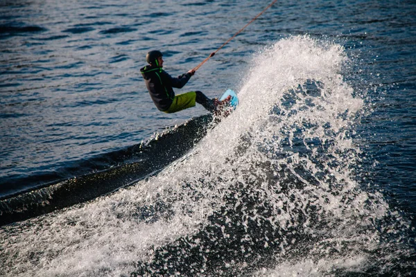 Tipo Con Traje Yak Atardecer Salta Desde Trampolín Wakeboard Parque —  Fotos de Stock