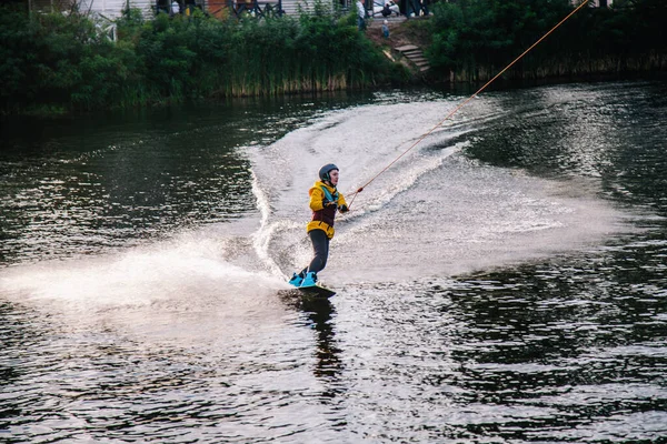 Chlápek Jakím Obleku Při Západu Slunce Vyskočí Odrazového Můstku Wakeboardu — Stock fotografie