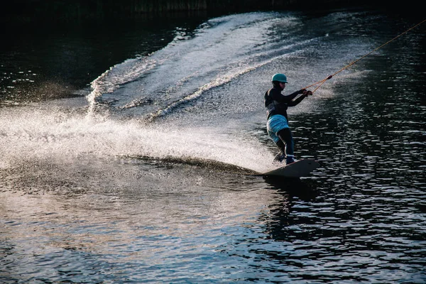 Gün batımında Tibet öküzü kostümü giymiş bir adam Kiev 'deki aşırı parktaki bir wakeboard üzerinde sıçrama tahtasından atlıyor. Ukrayna. Yüksek kalite fotoğraf
