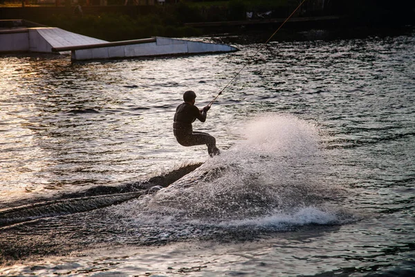 Kille Jakdräkt Vid Solnedgången Hoppar Från Språngbräda Wakeboard Extrem Park — Stockfoto