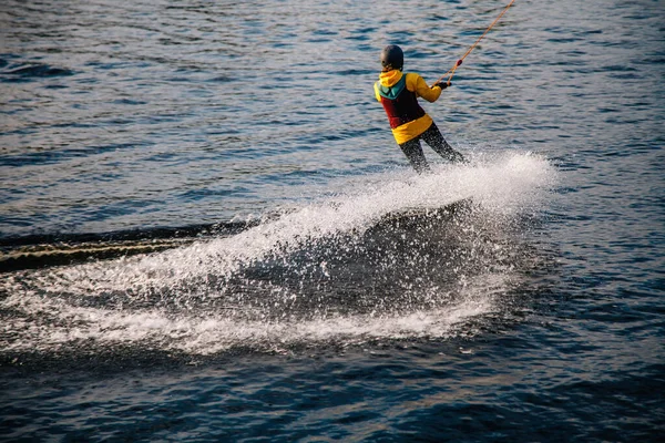 Ragazzo Giacca Cravatta Tramonto Salta Trampolino Lancio Wakeboard Parco Estremo — Foto Stock