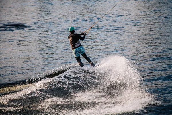 Kille Jakdräkt Vid Solnedgången Hoppar Från Språngbräda Wakeboard Extrem Park — Stockfoto