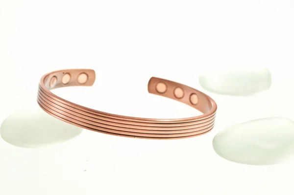 Pirámide de piedras y anillo de plata