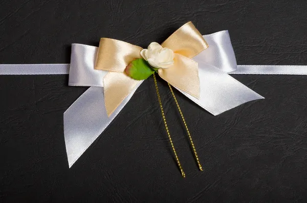 White bow with a flower. — Stock Photo, Image