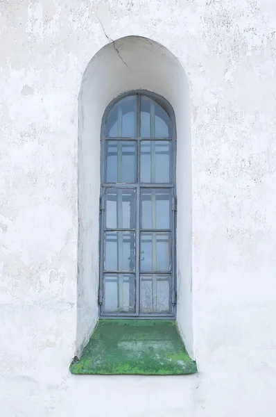 Altes Fenster an einer weißen Wand. — Stockfoto