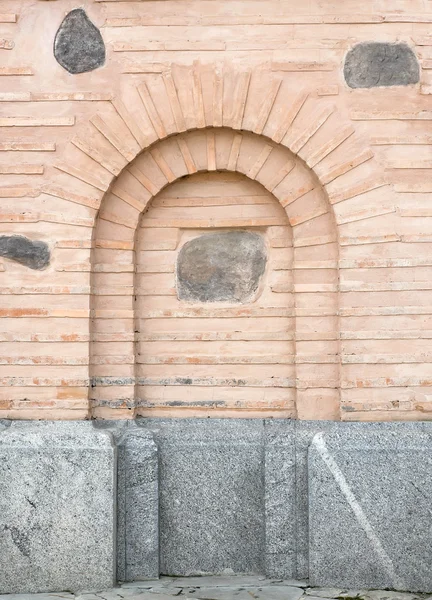 Oude bakstenen muur met boog imitatie. — Stockfoto