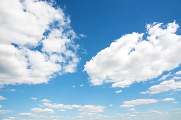 Nubes cúmulos en un cielo azul brillante. — Foto de Stock