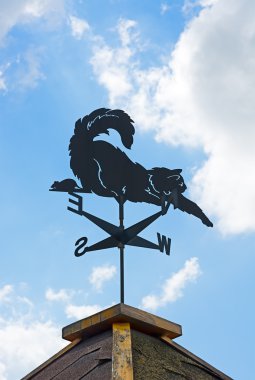 arka plan mavi gökyüzü ve bulutlar üzerinde Rüzgar gülü.