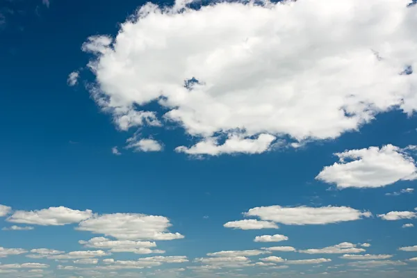 Nuvens em um céu azul brilhante . — Fotografia de Stock