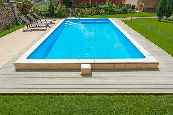 Zwembad in de tuin van een prive-huis. Stockfoto