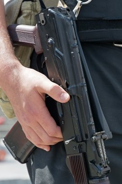 Ukraynalı polis elinde Kalaşnikof makineli tüfek.