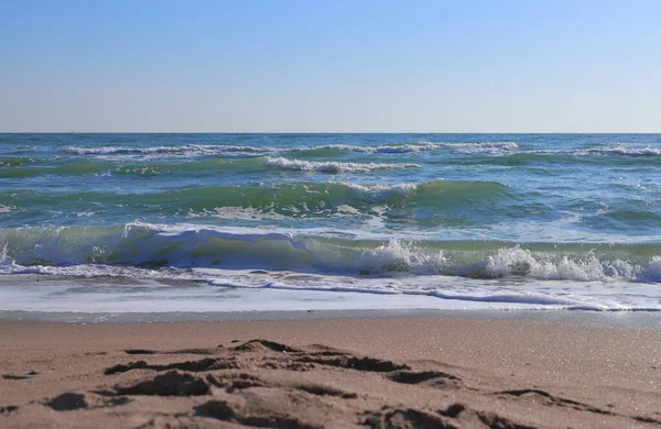 Sea Waves Rolling Shore Sand Skyline Bright Sky Beach Sunshine — Stock Photo, Image
