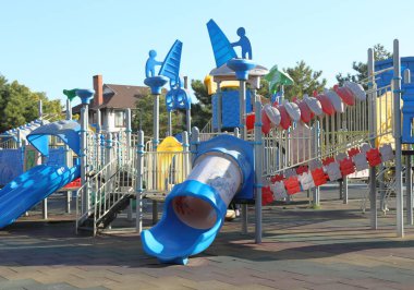 Şehir parkında slaytlı çocuk parkı.