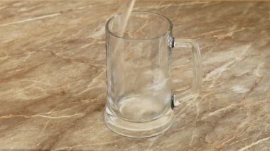 Saf su büyük şeffaf bir cam bardağa dökülür.