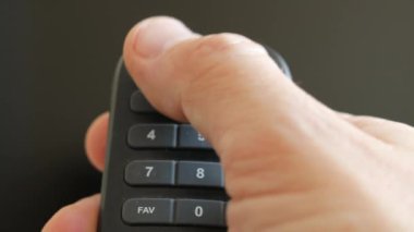 Uzaktan kumandanın parmağıyla ekranı açıp kapamak.