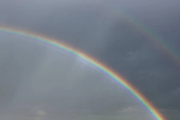Heller Doppelter Regenbogen Mit Dunklen Regenwolken Hintergrund — Stockfoto