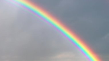 Gökkuşağının doğal renkleri, video kamerayla çekilmiş.
