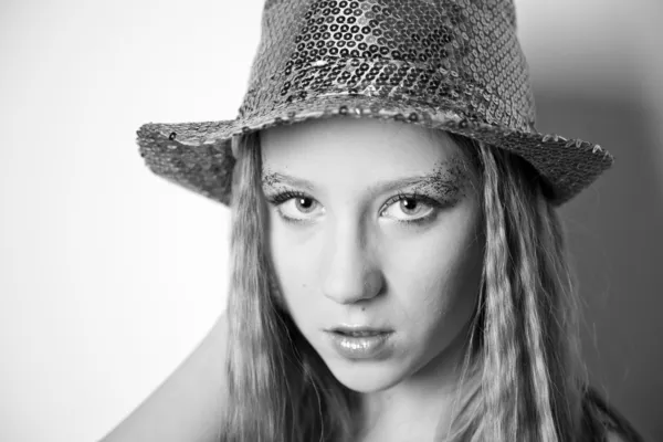 Chica con sombrero, blanco y negro — Foto de Stock