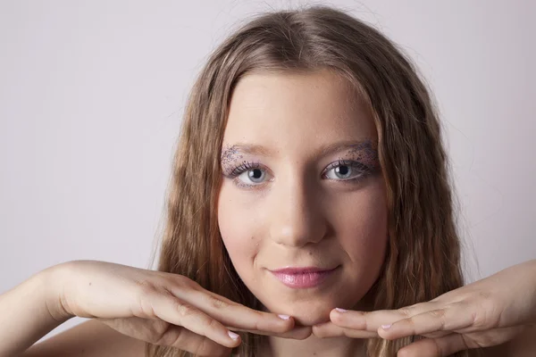 Baeautiful jong meisje met blauwe ogen — Stockfoto