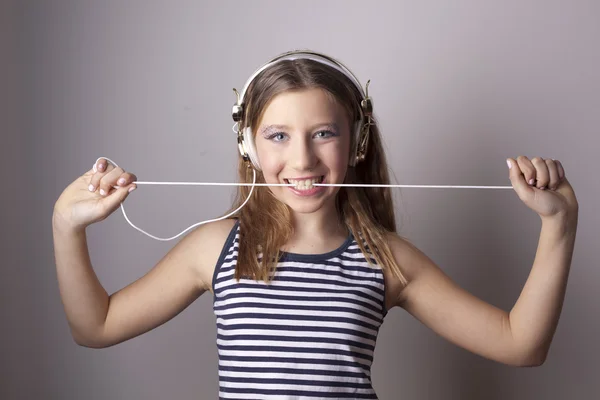 Girl listen music on earphones — Stock Photo, Image