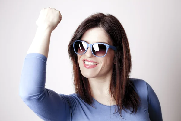 Vrouw met mode zonnebril — Stockfoto