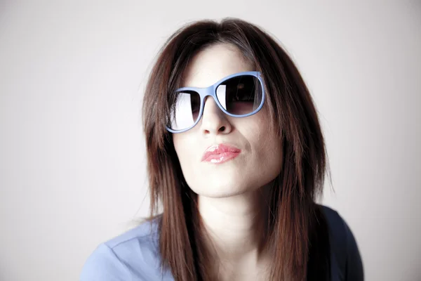 Kadın moda güneş gözlüğü ile — Stok fotoğraf