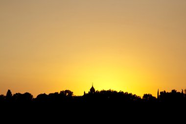 günbatımı gökyüzü karşı kilise bir siluet