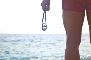 adam ile Denizde yüzme için koruyucu gözlük