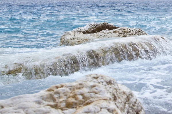 Landskap av havets kust med stenar — Stockfoto
