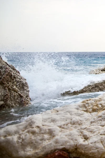 Landskap av havets kust med stenar — Stockfoto