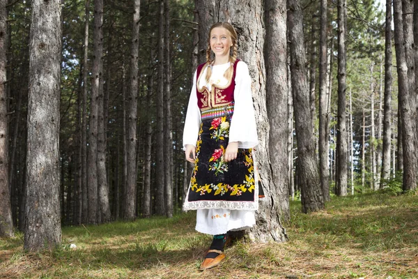 Blond eye girl leaning on a tree — Stock Photo, Image