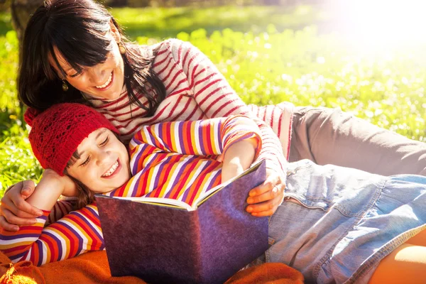 Annesi kızına kitap okumak — Stok fotoğraf